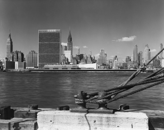 ezra-stoller-beyond-architecture_united_nations__international_team_of_architects_led_by_wallace_k-_harrison__new_york__ny__19-528x418